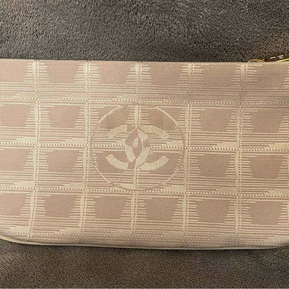 🚫SOLD🚫 CHANEL FABRIC CLUTCH HOLOGRAM INTACT - Picture 3 of 14